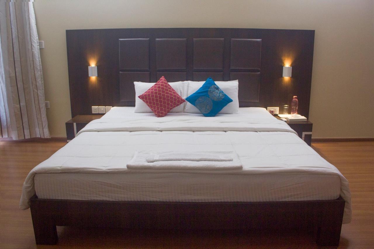 プネ Amanora Park Town Bed & Breakfast エクステリア 写真